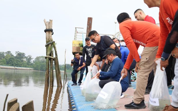 Konservasi Alam, Pemkab Siak Tabur 20 Ribu Benih Patin ke Sungai Jantan Siak