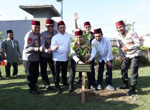 Tekan Emisi Karbon, Polda Riau Gencarkan Penanaman Pohon  
