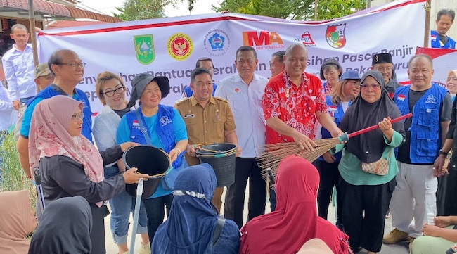 Ratusan Bantuan Peralatan Kebersihan Diserahkan kepada Masyarakat di Kelurahan Sri Meranti