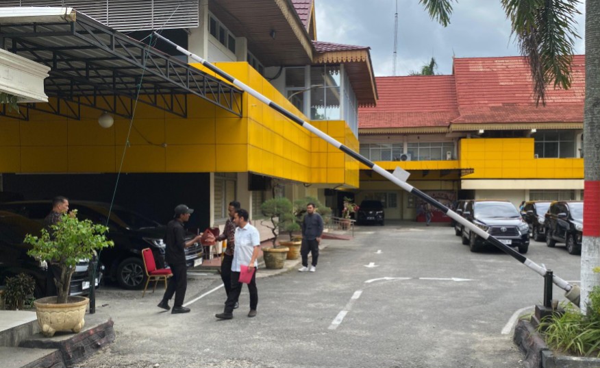 Disdik Riau Digeledah 9 Jam, Nomor HP Kadis Mendadak Tak Bisa Dihubungi