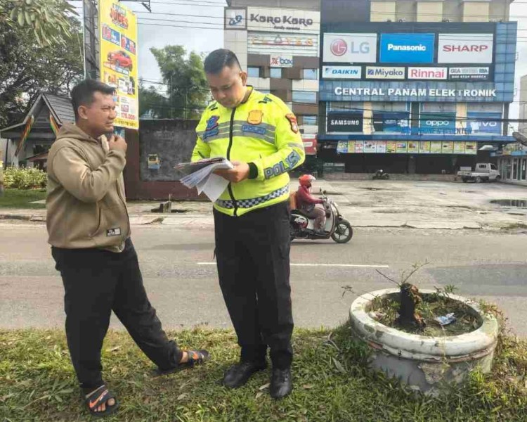 Mahasiswa Tewas Usai Tabrak Plang Jalan di HR Soebrantas Pekanbaru, Sepeda Motor Belum Ditemukan