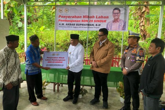 Waka MPR Akbar Supratman Serahkan Hibah Lahan untuk SDN 25 Sindue