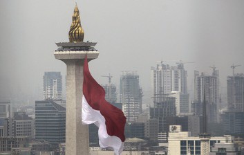 Bendera Merah Putih Raksasa Robek Saat Gladi HUT ke-80 TNI di Monas
