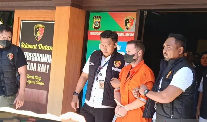 Polri Serahkan WNA Inggris Buronan Interpol Kepada Otoritas Spanyol