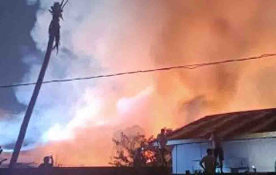 Kebakaran Hebat di Jalan Bakti Pekanbaru, 7 Kios dan 1 Rumah Hangus Terbakar