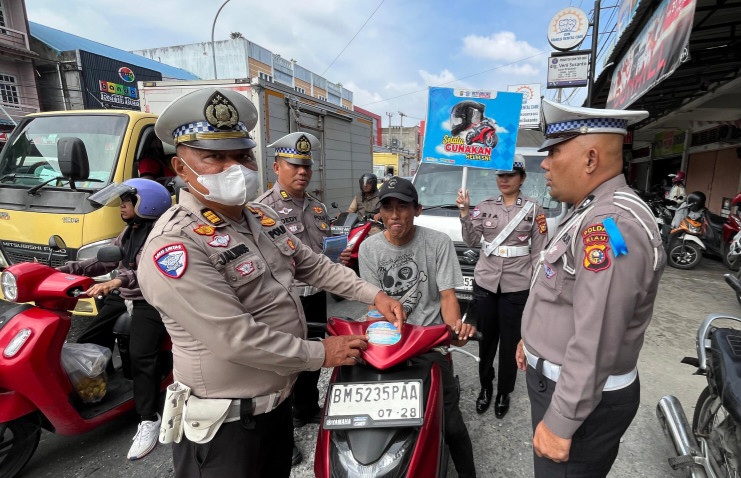 Ditlantas Polda Riau Tertibkan Pengendara Tak Pakai Helm dan Merokok