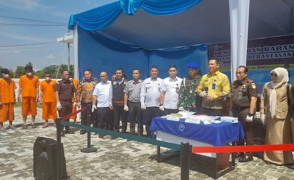 BNN Riau Musnahkan 6,1 Kg Sabu dan 970 Butir Ekstasi Jaringan Internasional