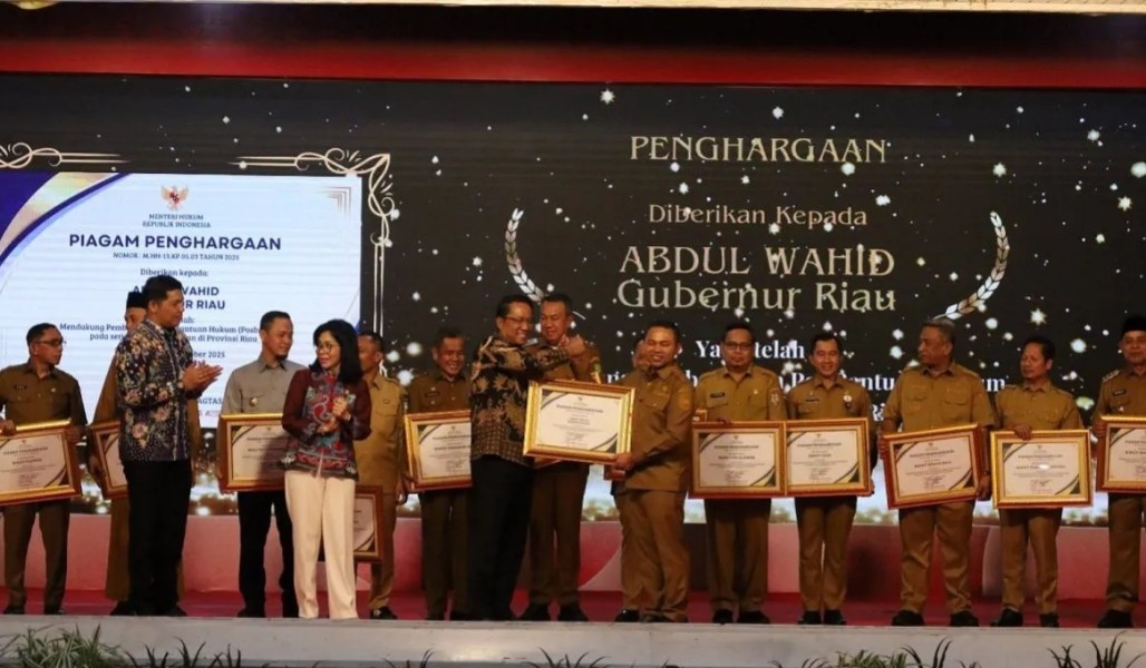 Menkumham RI Anugerahkan Penghargaan kepada 12 Kepala Daerah atas Dukungan Pembentukan Posbakum di Riau