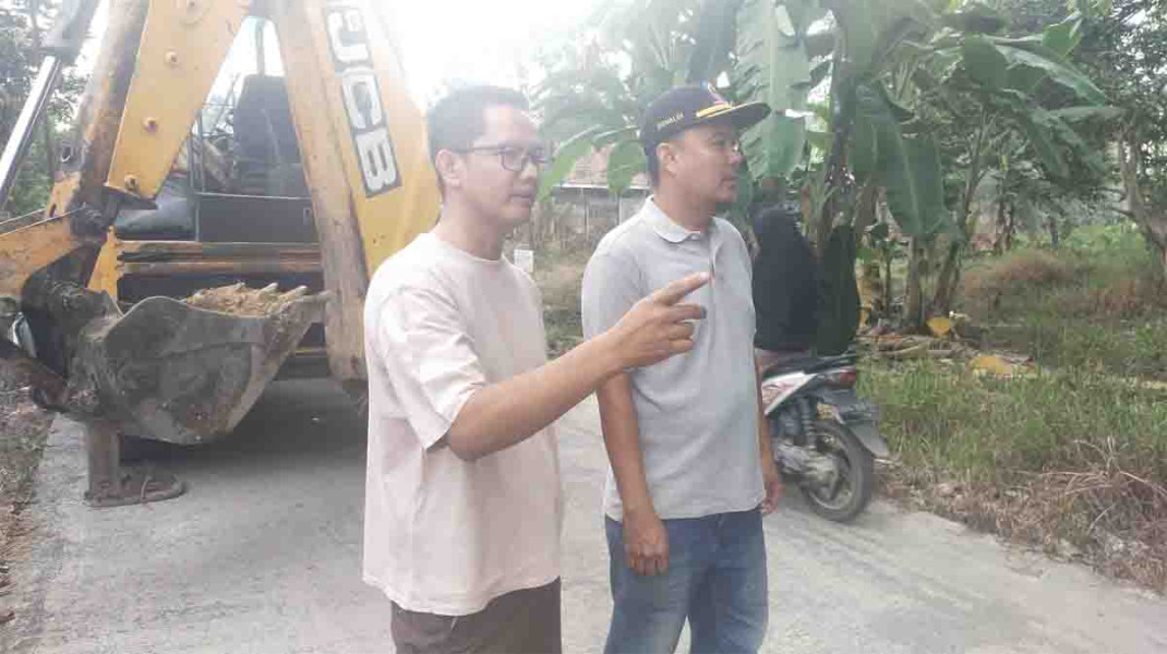 Jalan Rusak Akibat Banjir, Warga Bangau Sakti dan Dinas PUPR Bergerak Cepat Bebaskan Genangan