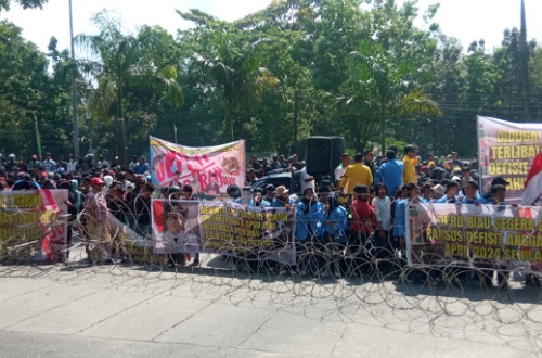Jalan Sudirman Macet Total, Ratusan Massa Demo di DPRD Riau Desak Usut Defisit APBD Rp1,76 T