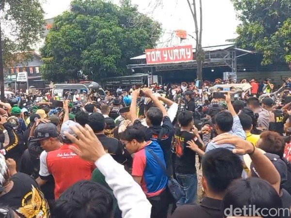 Ricuh! Pengundian Nomor Urut di KPU Pekalongan Diwarnai Perang Batu