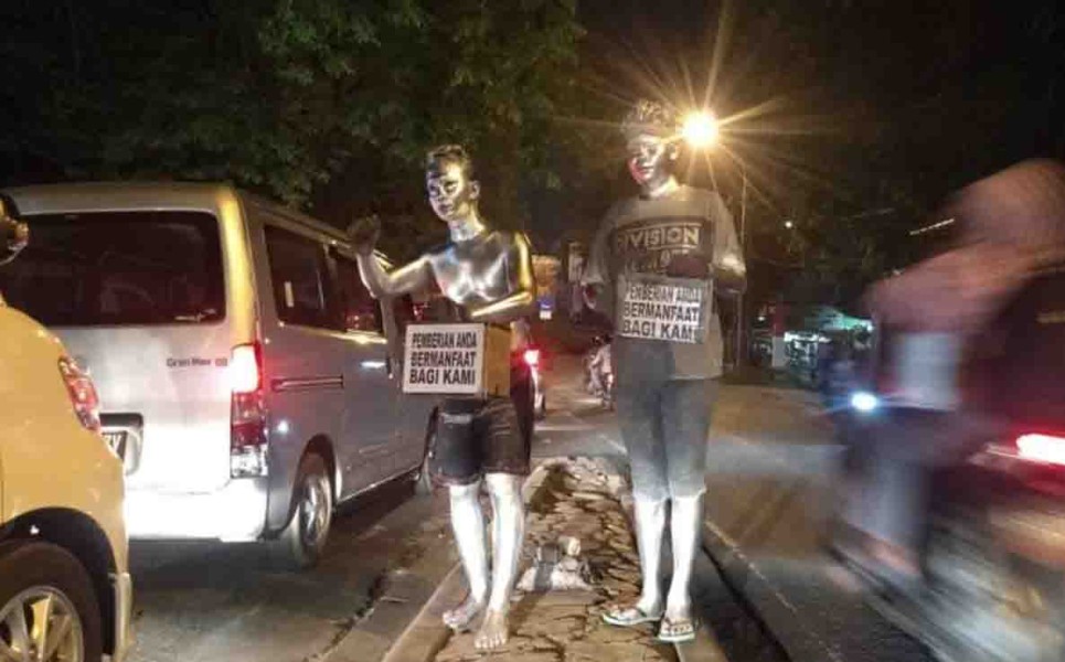 Operasi PMKS Tengah Malam di Simpang SKA, Tujuh Manusia Silver dan Gepeng Diamankan dan Warga Diimbau Tak Beri Uang di Jalan