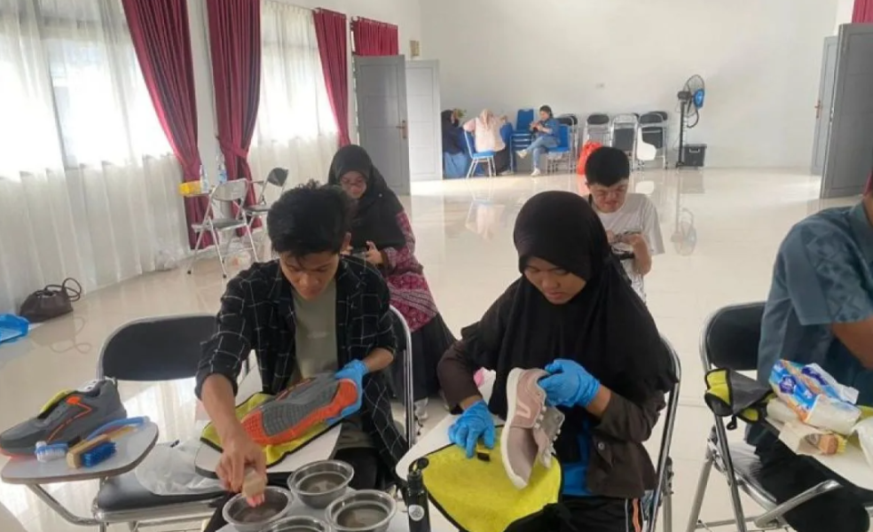 PHR Dorong Kemandirian Ekonomi Kelompok Disabilitas Lewat Pelatihan Laundry Sepatu