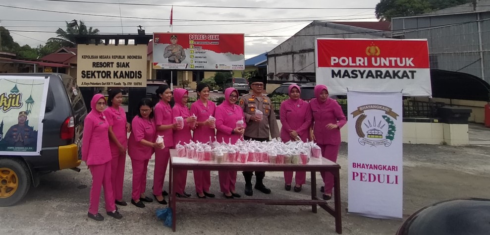 Polsek Kandis dan Bhayangkari Berbagi Takjil di Depan Mapolsek Kandis