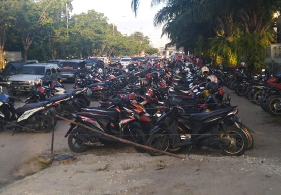 Maraknya Parkir Liar di Sekitar Mal SKA dan Living World Pekanbaru Resahkan Pengguna Jalan