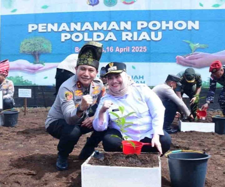 Cegah Karhutla, Kapolda Riau dan Bupati Bengkalis Tanam Geronggang