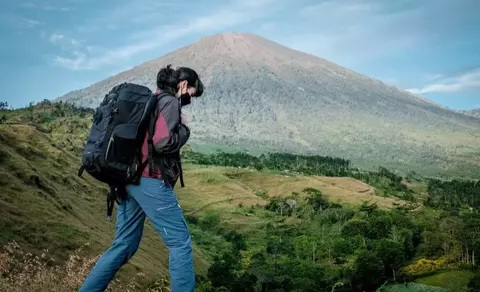 Detik-detik Evakuasi Bule Belgia yang Jatuh di Gunung Rinjani