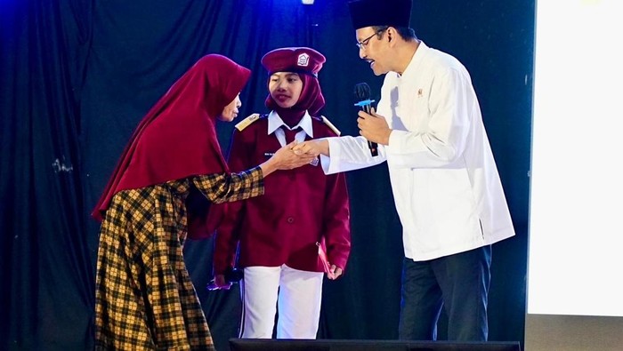 Dialog Sekolah Rakyat di Pasuruan, Mensos Disambut Puisi & Hadrah Siswa